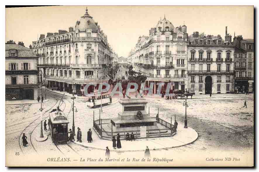 CPA Orleans La Place du Martroi et la Rue de la Republique 