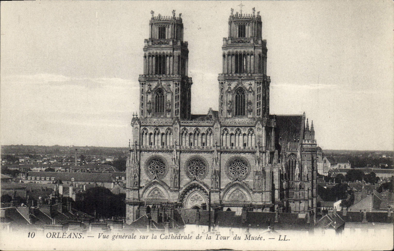 CPA Orleans Vue generale sur la Cathedrale de la Tour du Musee 