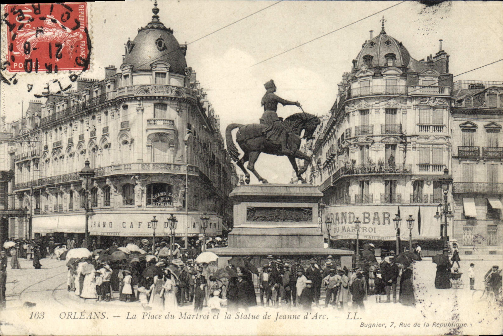 CPA Orleans La Place du Martroi et la Statue de Jeanne D'Arc 