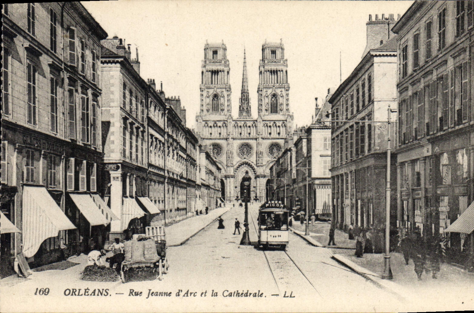 CPA Orleans Rue Jeanne D'Arc et la Cathedrale 