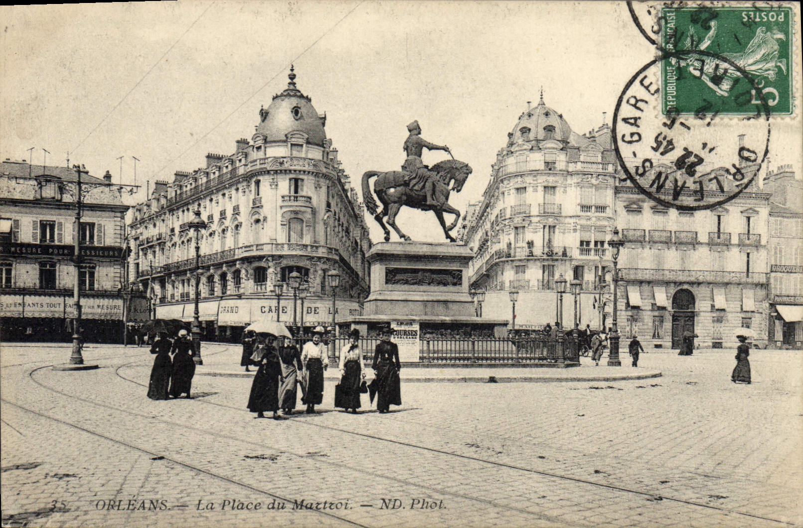 Orléans — La Place du Martroi — ND. Phot.