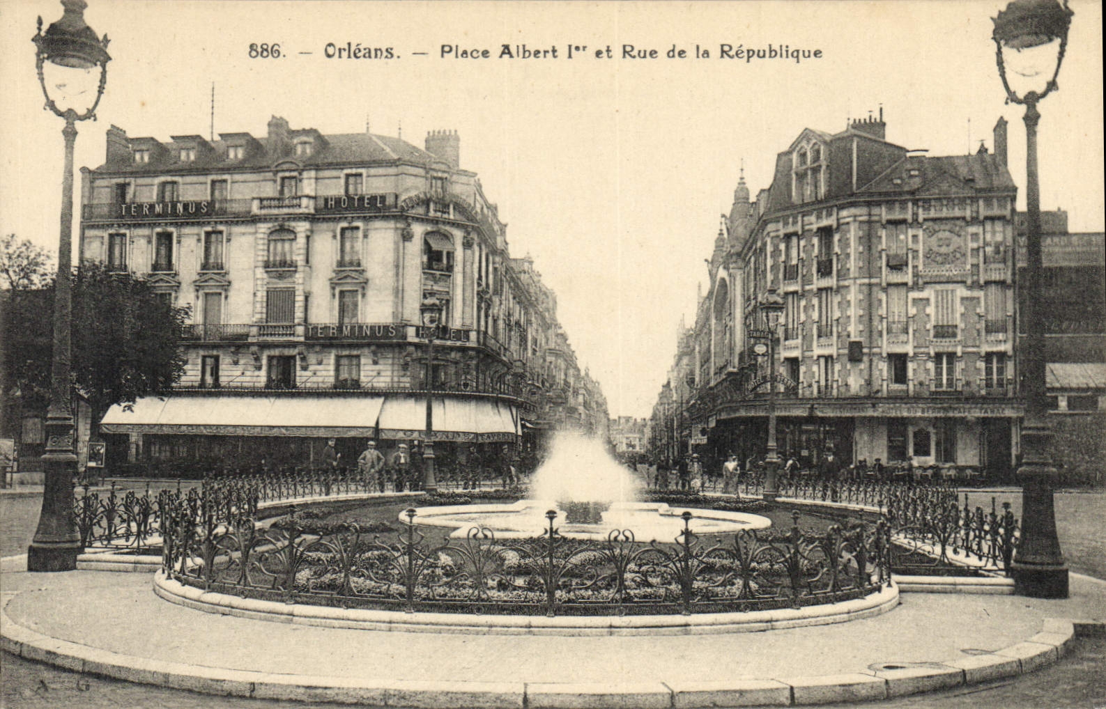 CPA Orleans Place Albert I et Rue de la Republique 
