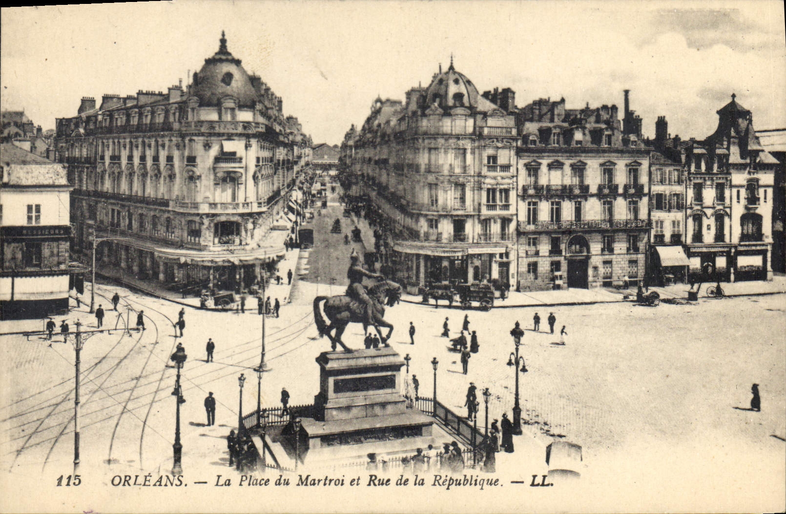 CPA Orleans La Place du Martroi et Rue de la Republique 