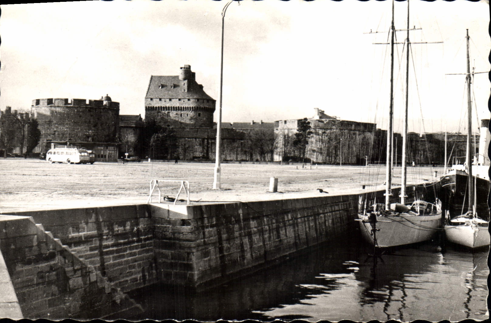 Saint-Malo (Ille-et-Vilaine) — Vue du Donjon et du Bassin des Yachts — Éditions du Globe