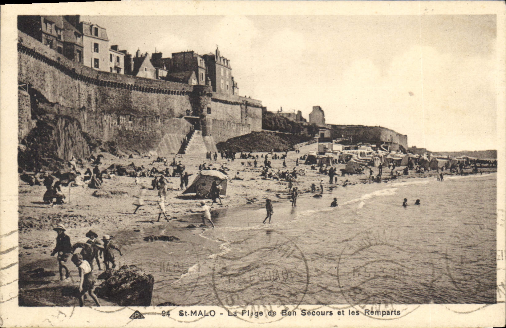 St-Malo - La Plage de Bon Secours et les Remparts — CPA n°94, éditée par A.P.A.
