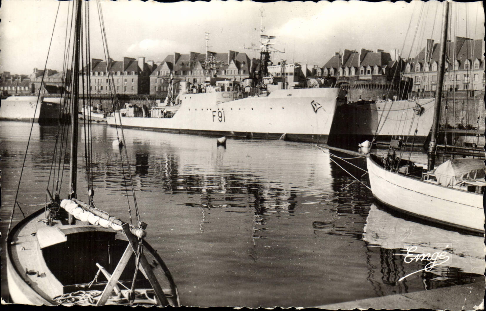 Navires de guerre — Bassin Vauban — Photo-Éd. Emge