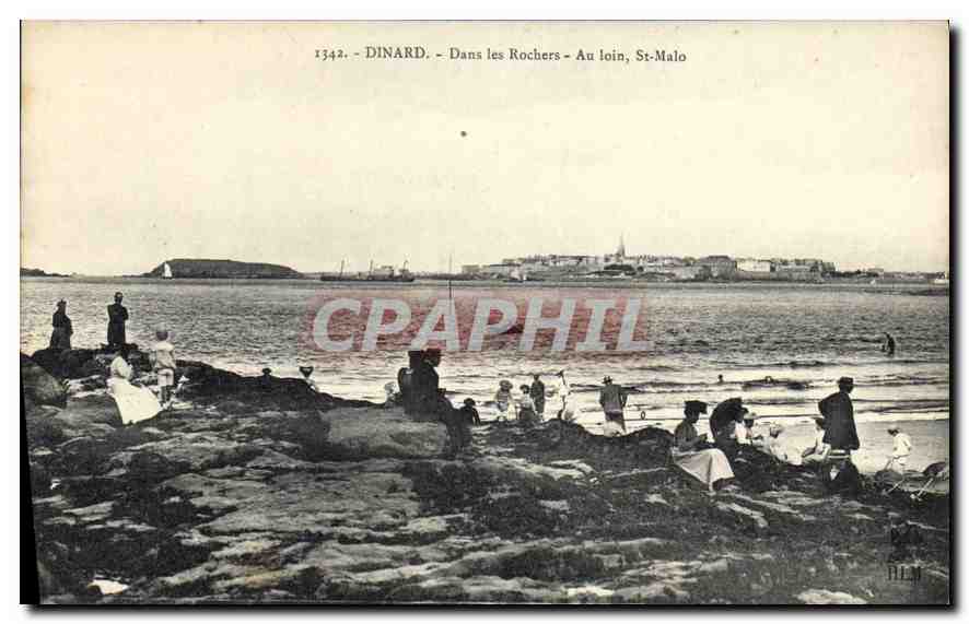 CPA Dinard dans les rochers au loin St Malo 
