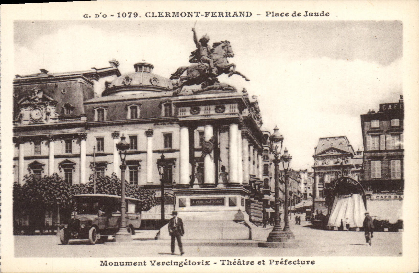 CPA Clermont Ferrand place de Jaude monument Vercingetorix Theatre et Prefecture 