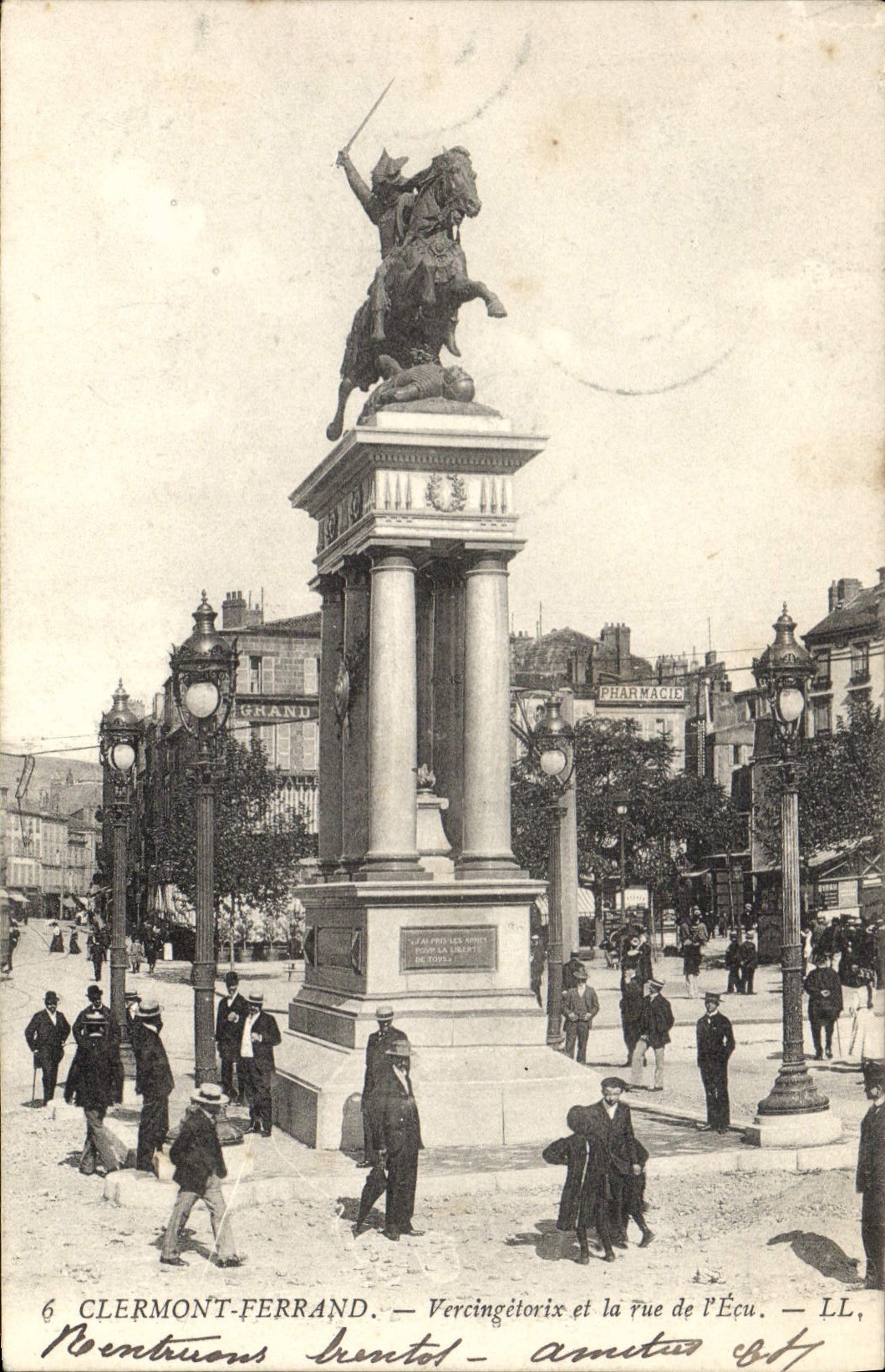 CPA Clermont Ferrand Vercingetorix et la rue de l'Ecu 