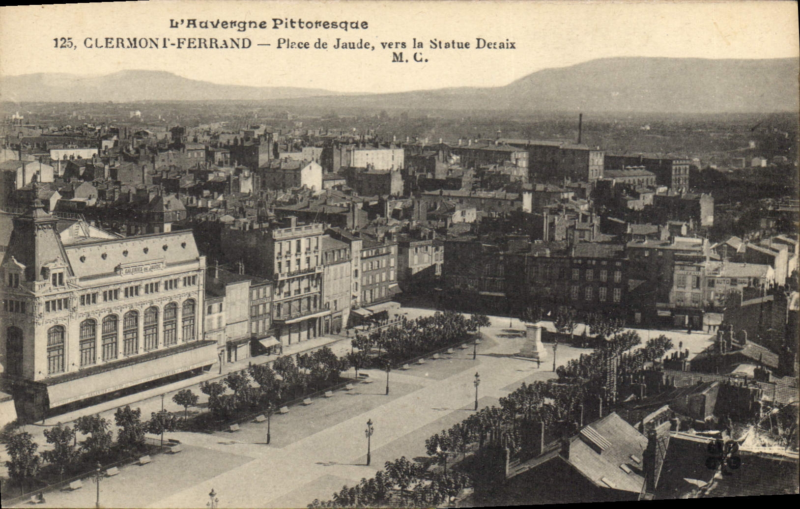 CPA L'Auvergne Pittoresque Clermont Ferrand place de Jaude Vers la statue Desaix 