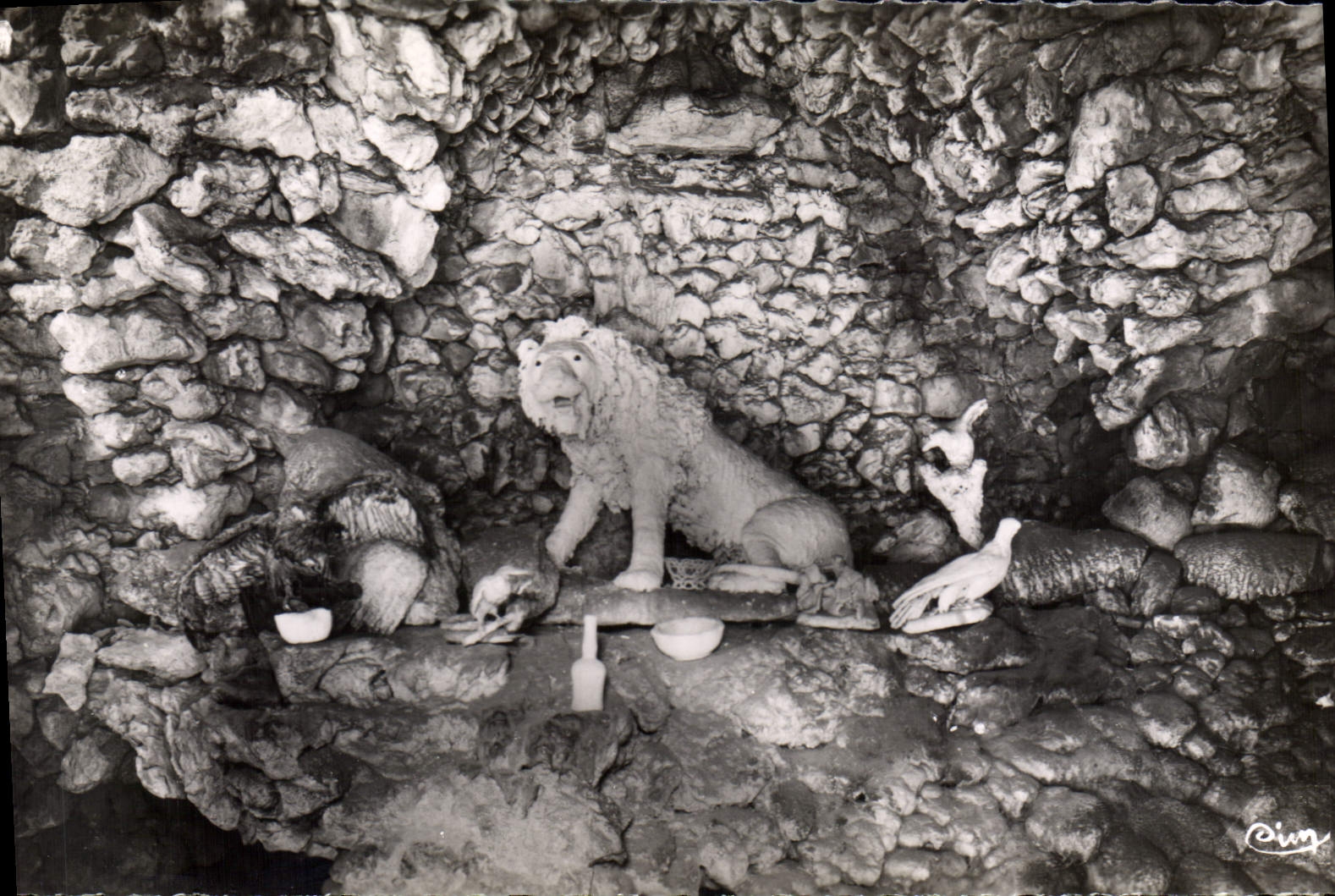 CPA Grande Fontaine Petrifiante des Grottes du Perou de St Alyre a Clermont Ferrand P de D Lion petr