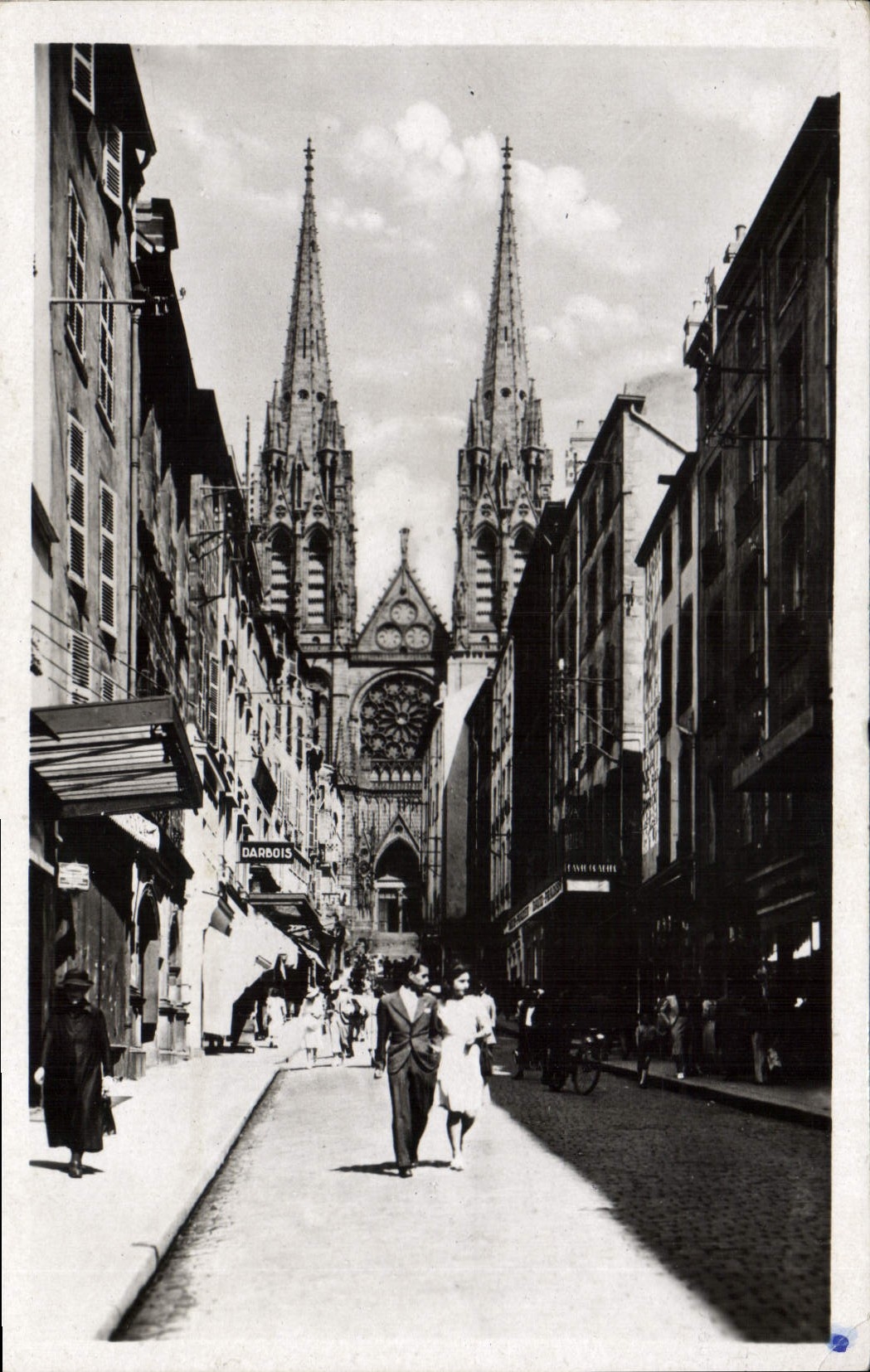 CPA Clermont Ferrand Puy de Dome la cathedrale vue de la rue des Gras 