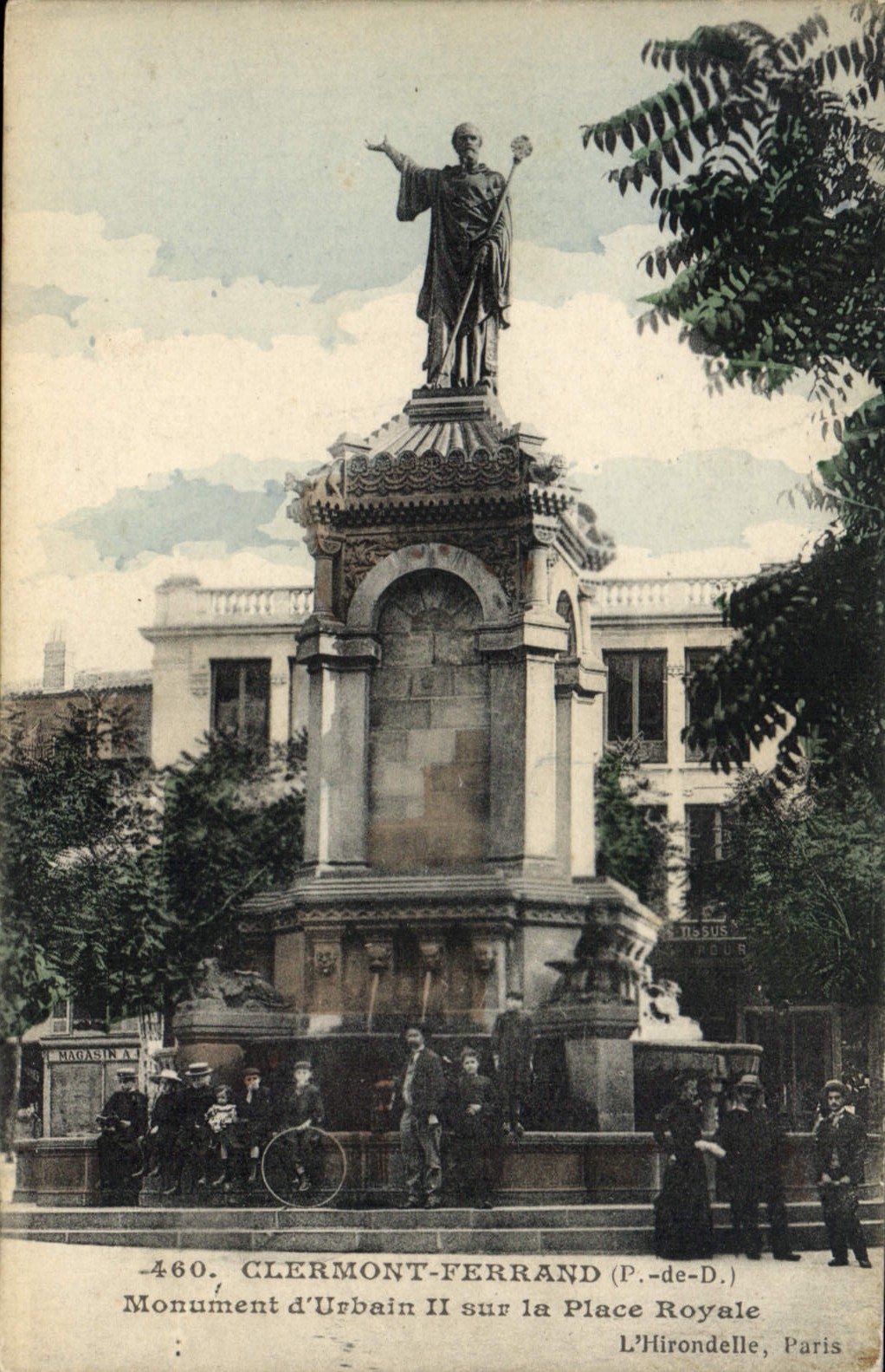 CPA Clermont Ferrand P de D monument d'Urbain II sur la place Royale 