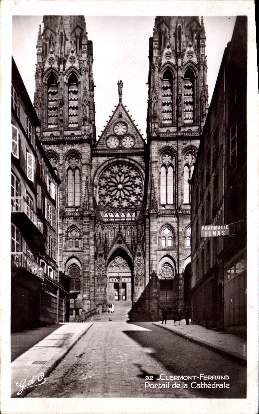 CPA Clermont Ferrand portail de la Cathedrale Pharmacie Dumas