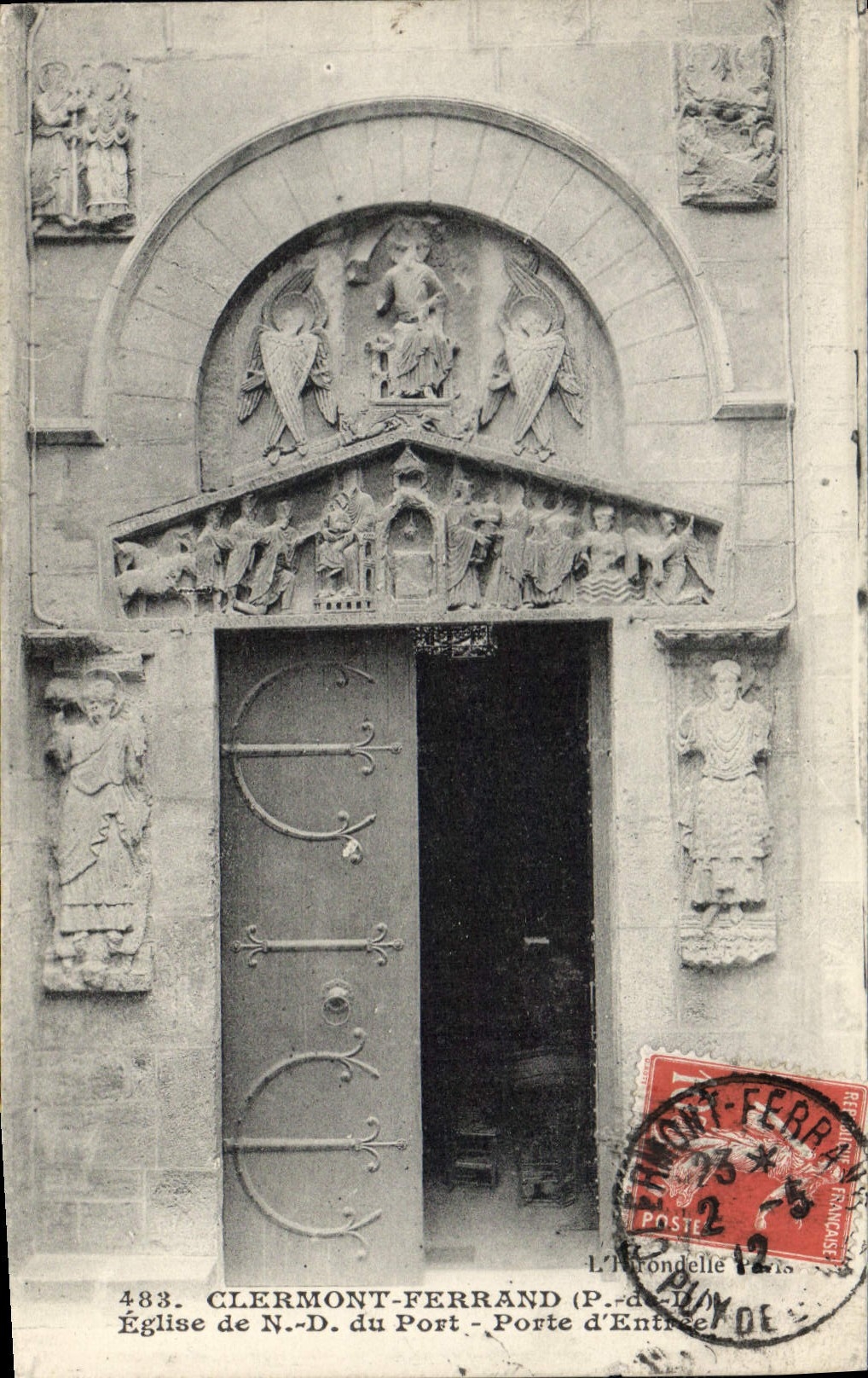 CPA Clermont Ferrand P de D eglise de N D du port porte d'Entree 