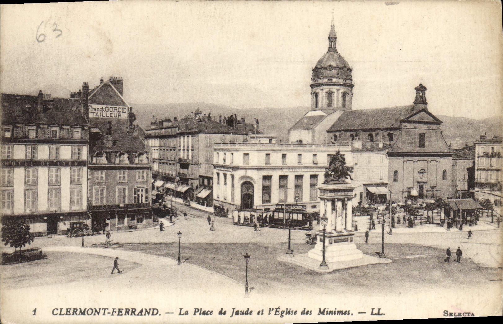 CPA Clermont Ferrand la place de Jaude et l'eglise des Minimes 