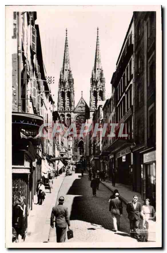 CPA Clermont Ferrand P de D rue des Gras et la cathedrale 
