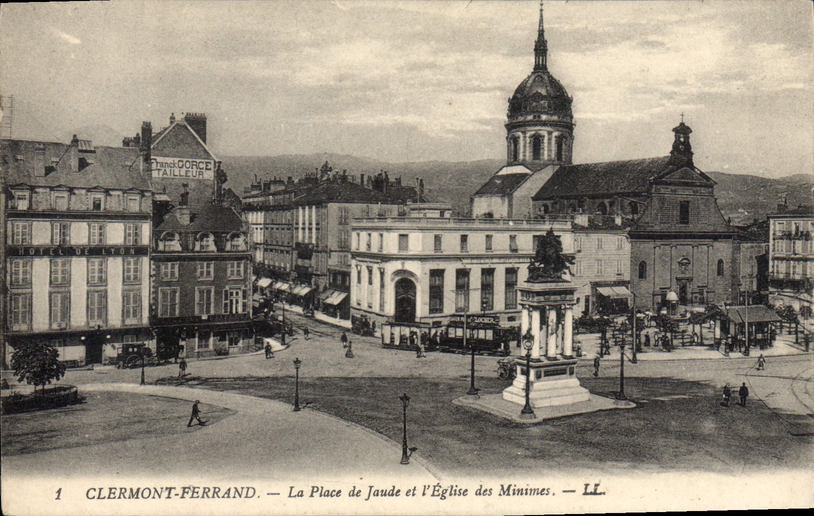 Clermont-Ferrand — La Place de Jaude et l'Église des Minimes — LL.
