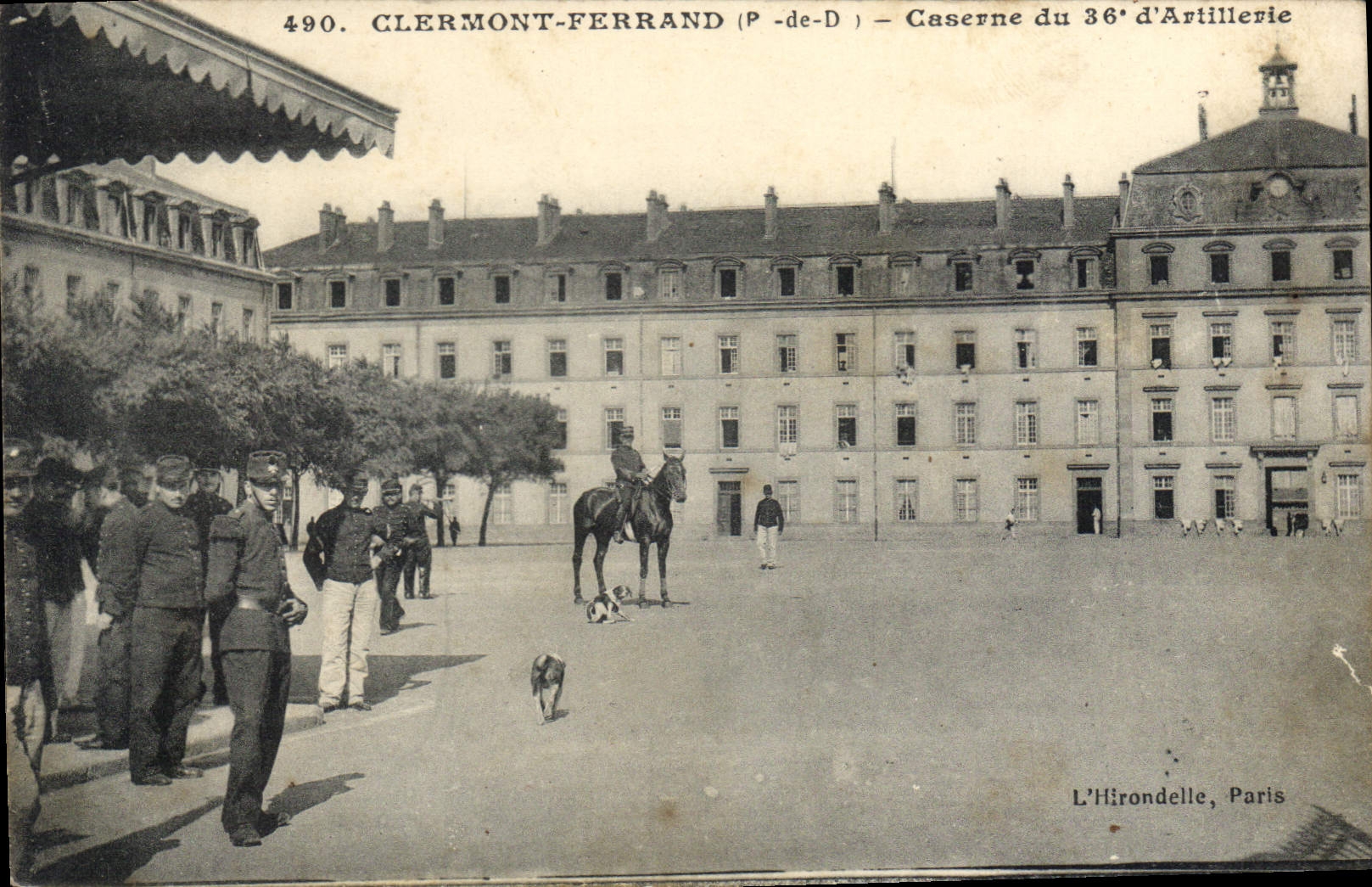 Clermont-Ferrand (P.-de-D) — Caserne du 36e d'Artillerie — L'Hirondelle, Paris
