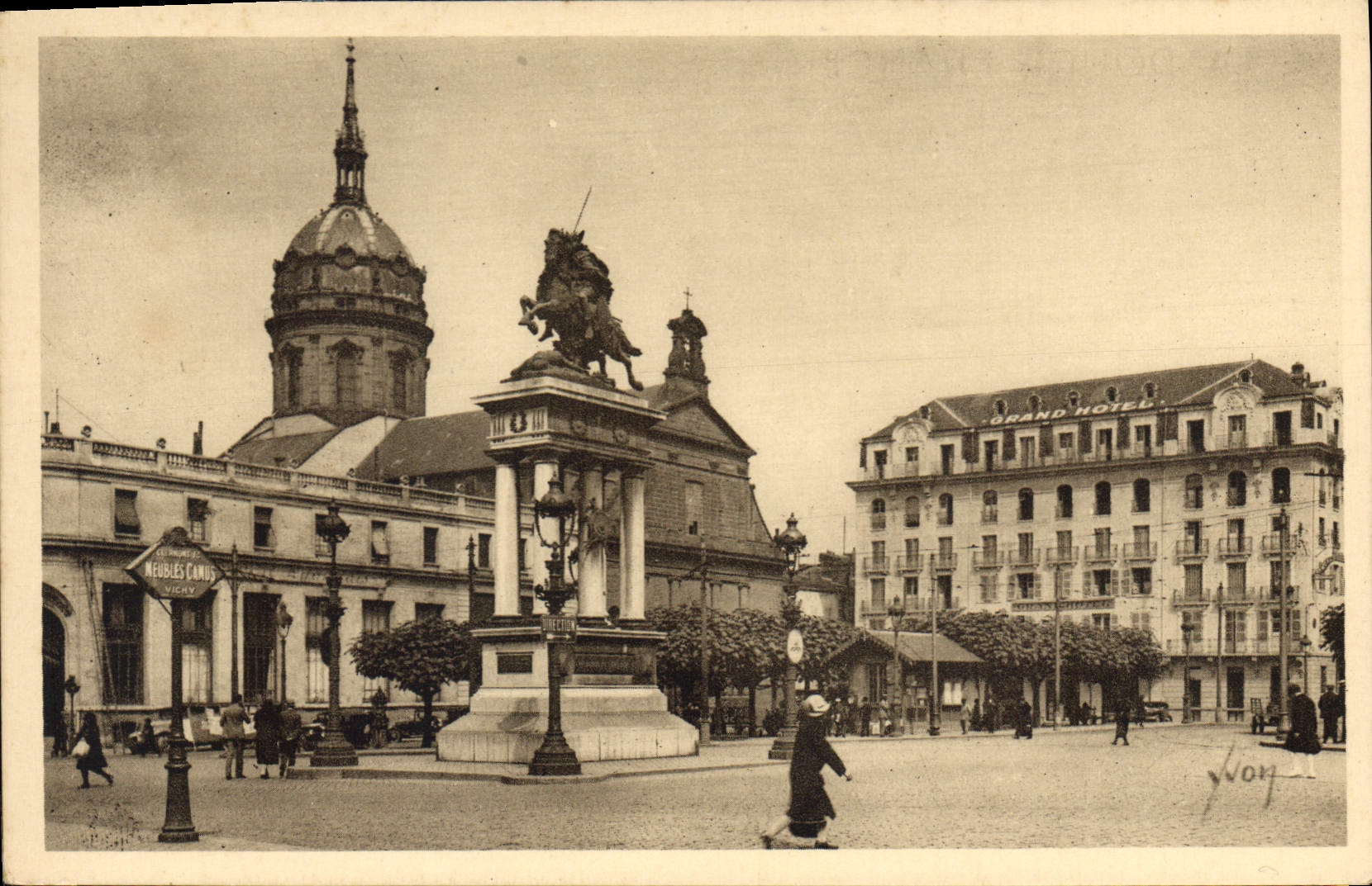 CPA Clermont Ferrand P de D la place de Jaude et l'eglise St Pierre les Minimes 