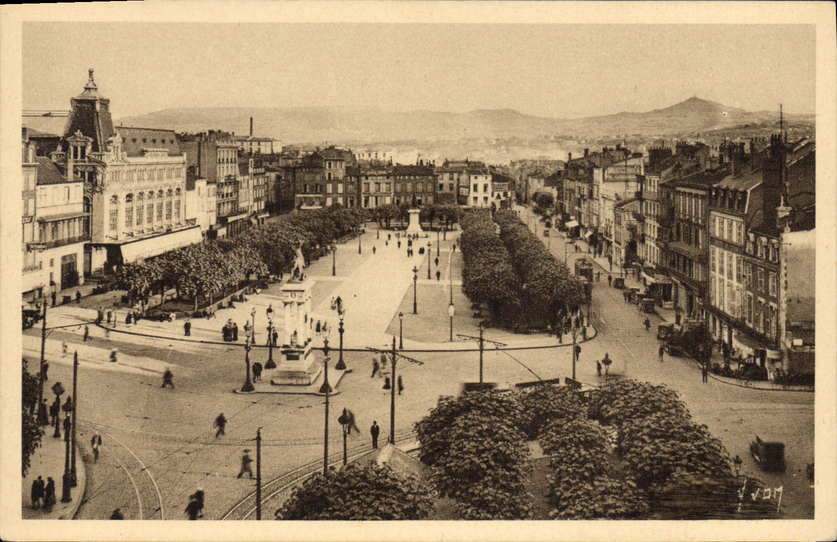 CPA Clermont Ferrand P de D place de Jaude 