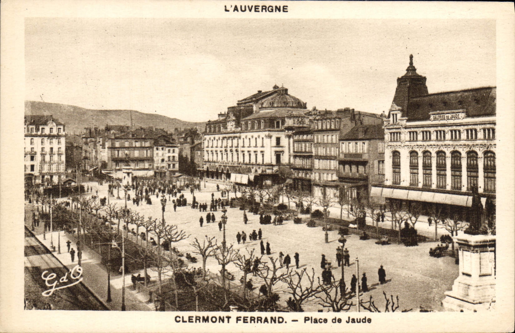 CPA L'Auvergne Clermont Ferrand place de Jaude 