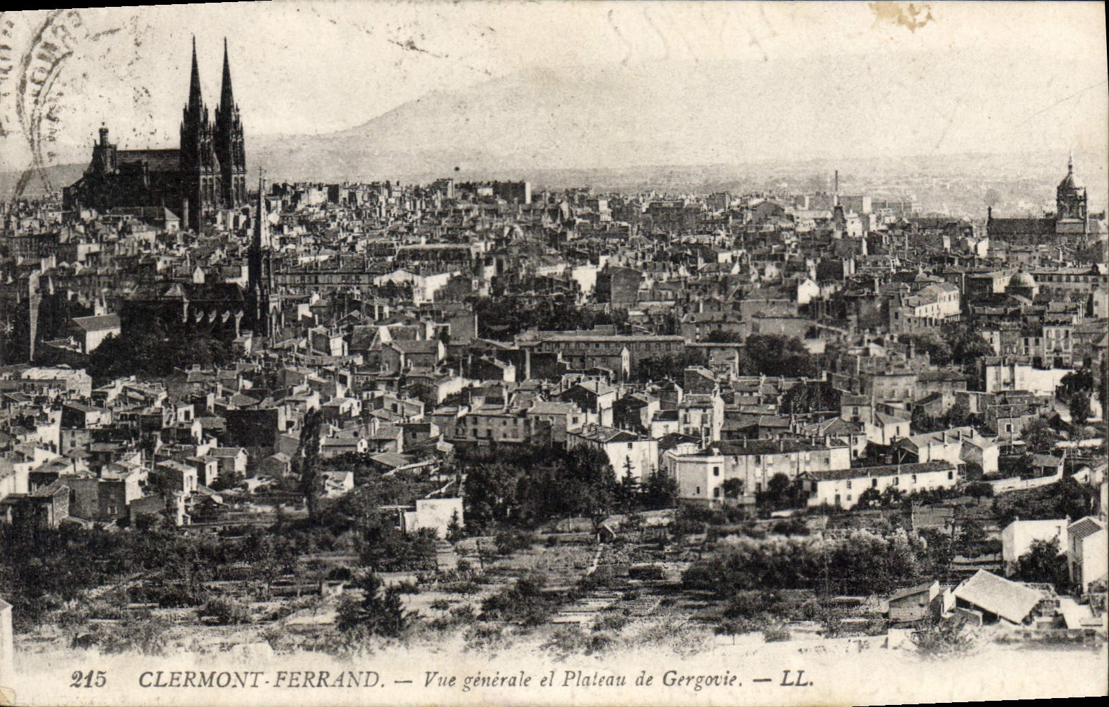 CPA Clermont Ferrand vue generale et plateau de Gergovie 