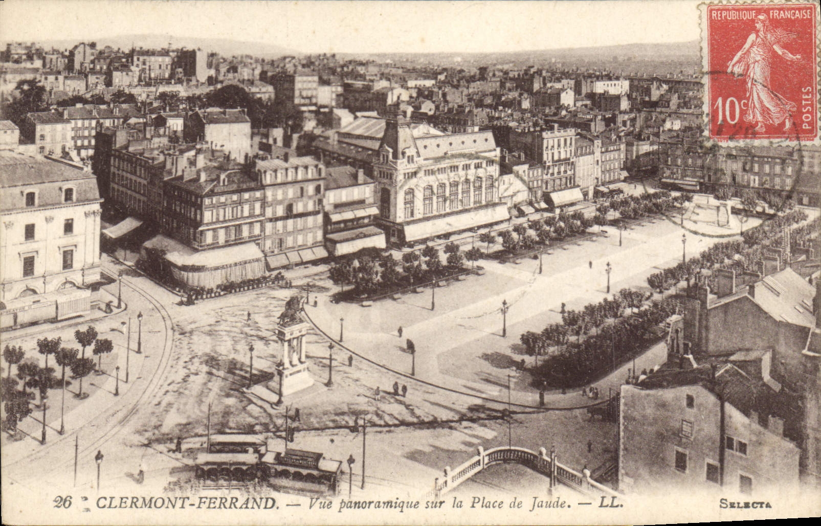CPA Clermont Ferrand vue panoramique sur la place de Jaude 