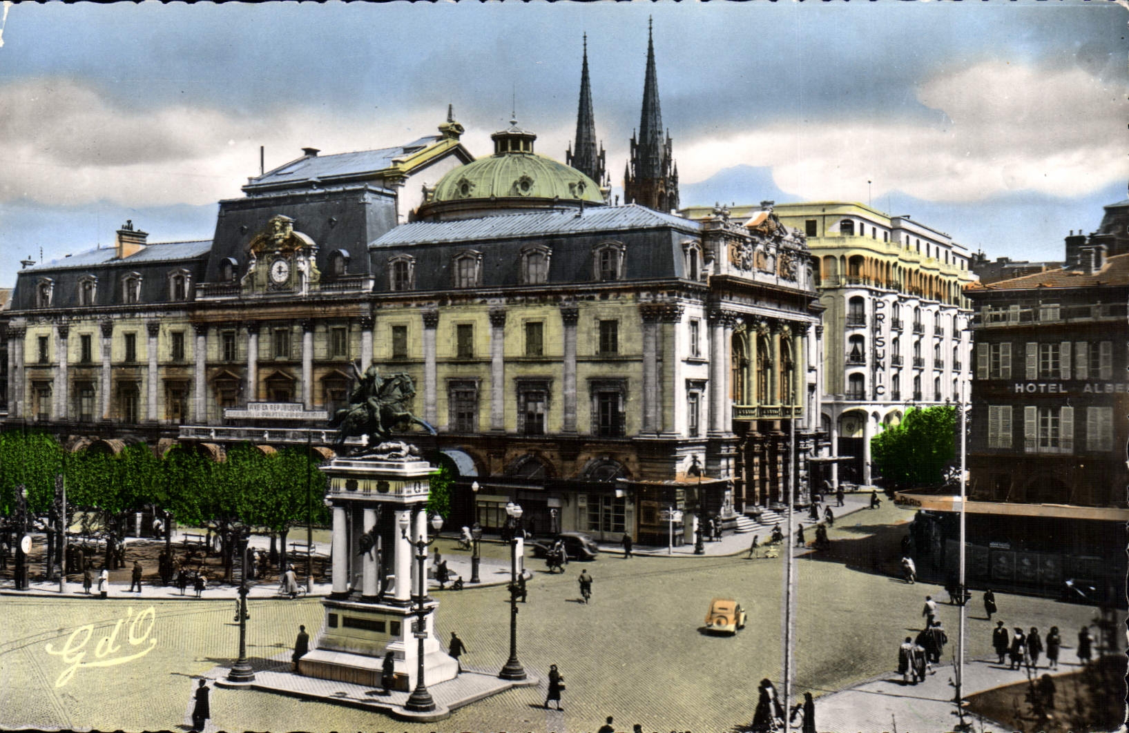 CPA L'Auvergne Clermont Ferrand Place de Jaude Monument Vercingetorix 