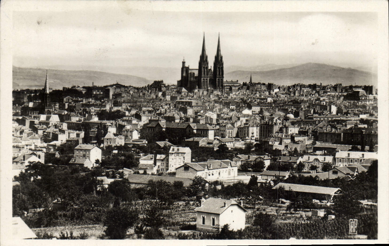 CPA Clermont Ferrand Vue generale prise des Quatre Routes 