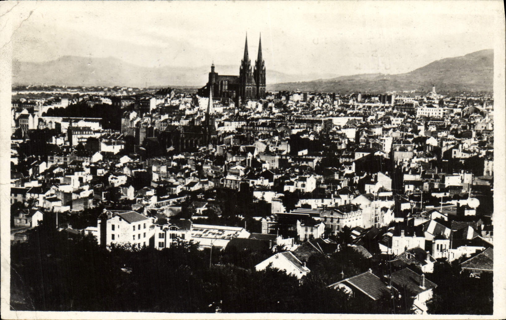CPA Clermont Ferrand Puy de Dome Vue generale 