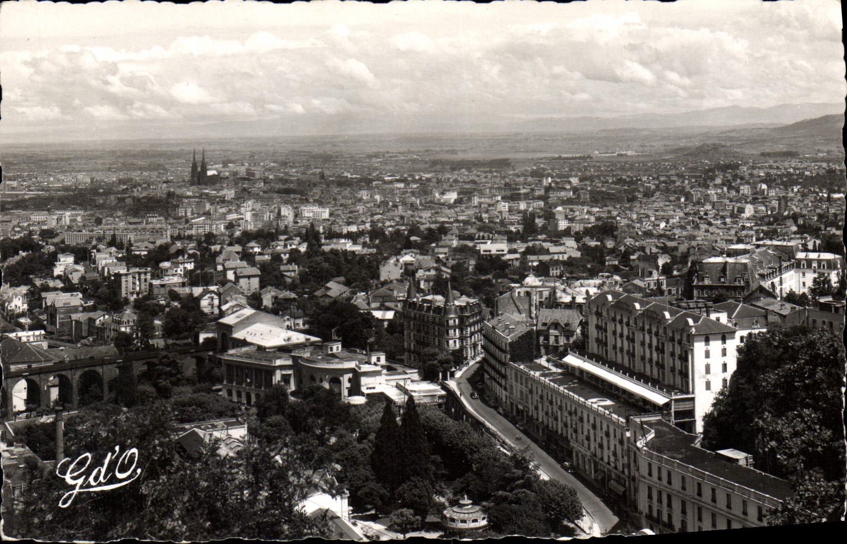 Clermont-Ferrand et Royat — Vue panoramique prise du Paradis — Gd'O