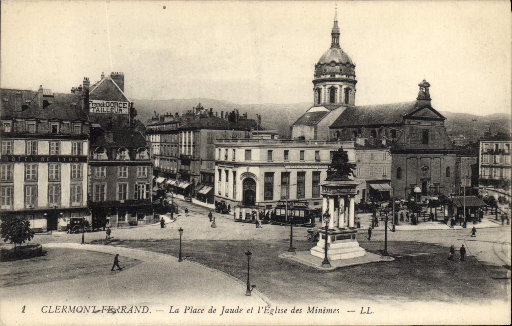 CPA Clermont Ferrand La Place de Jaude et L'Eglise des Minimes 