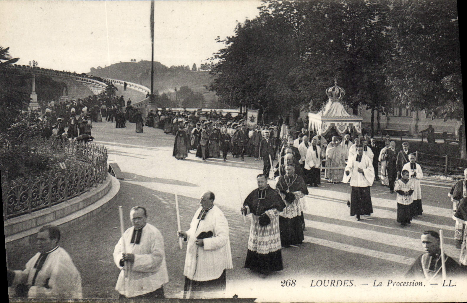 CPA Lourdes La Procession 