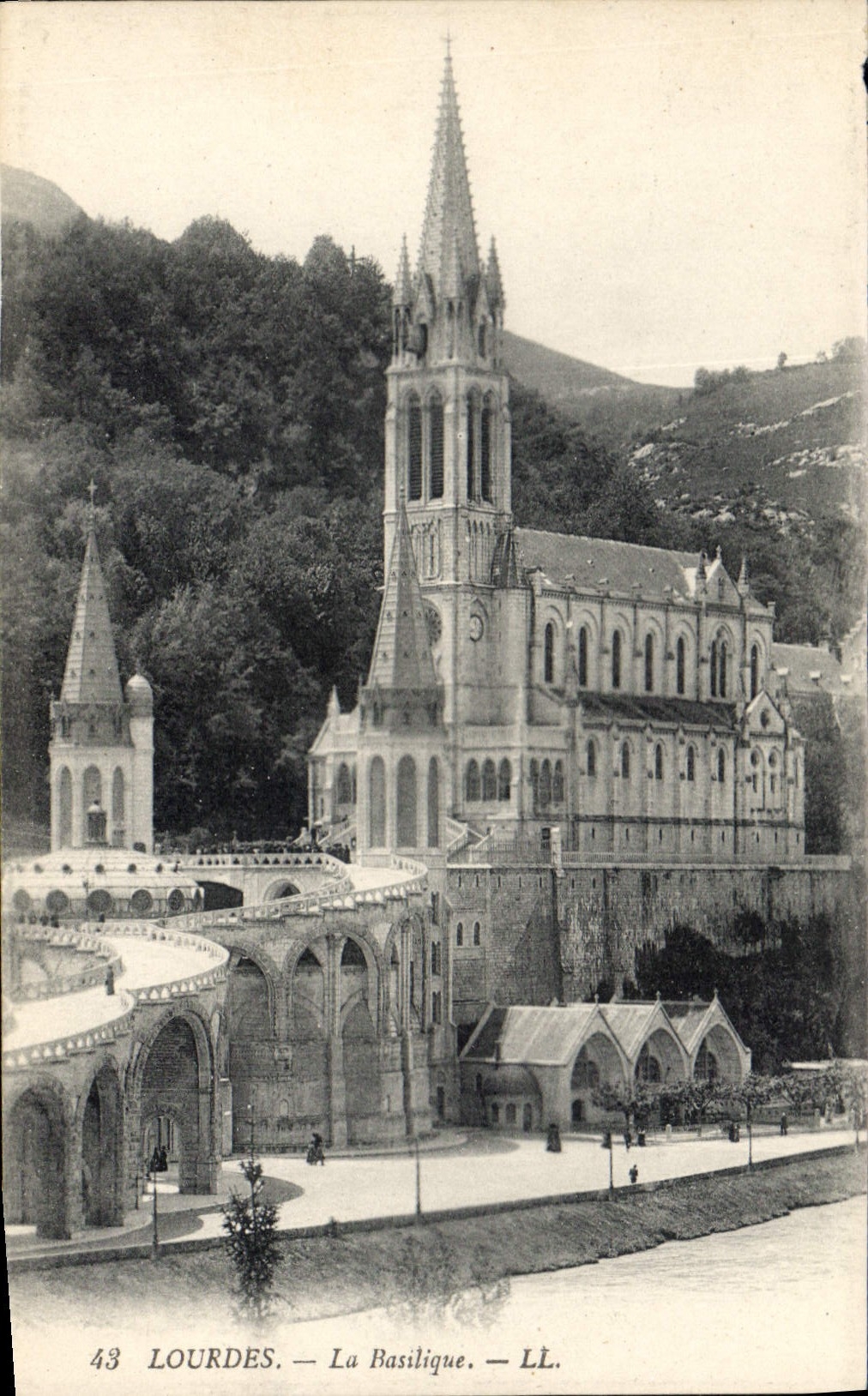 Lourdes — La Basilique — LL.