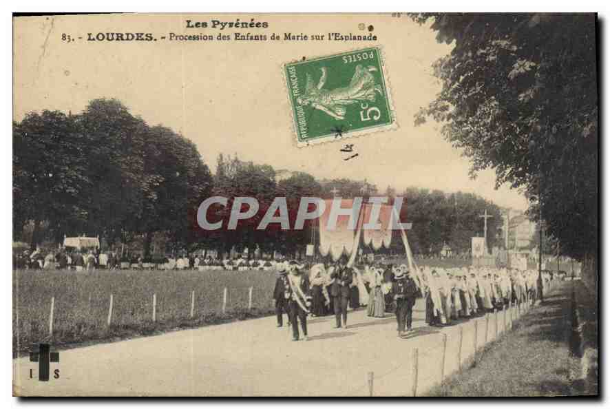 CPA Les Pyrenees Lourdes Procession de Enfants de Marie sur l'Esplanade 
