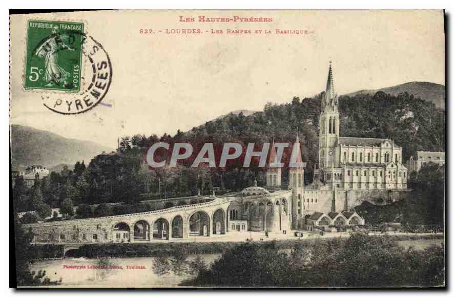 CPA Les Hautes Pyrenees Lourdes Les Ran\mpes et la Basilique 