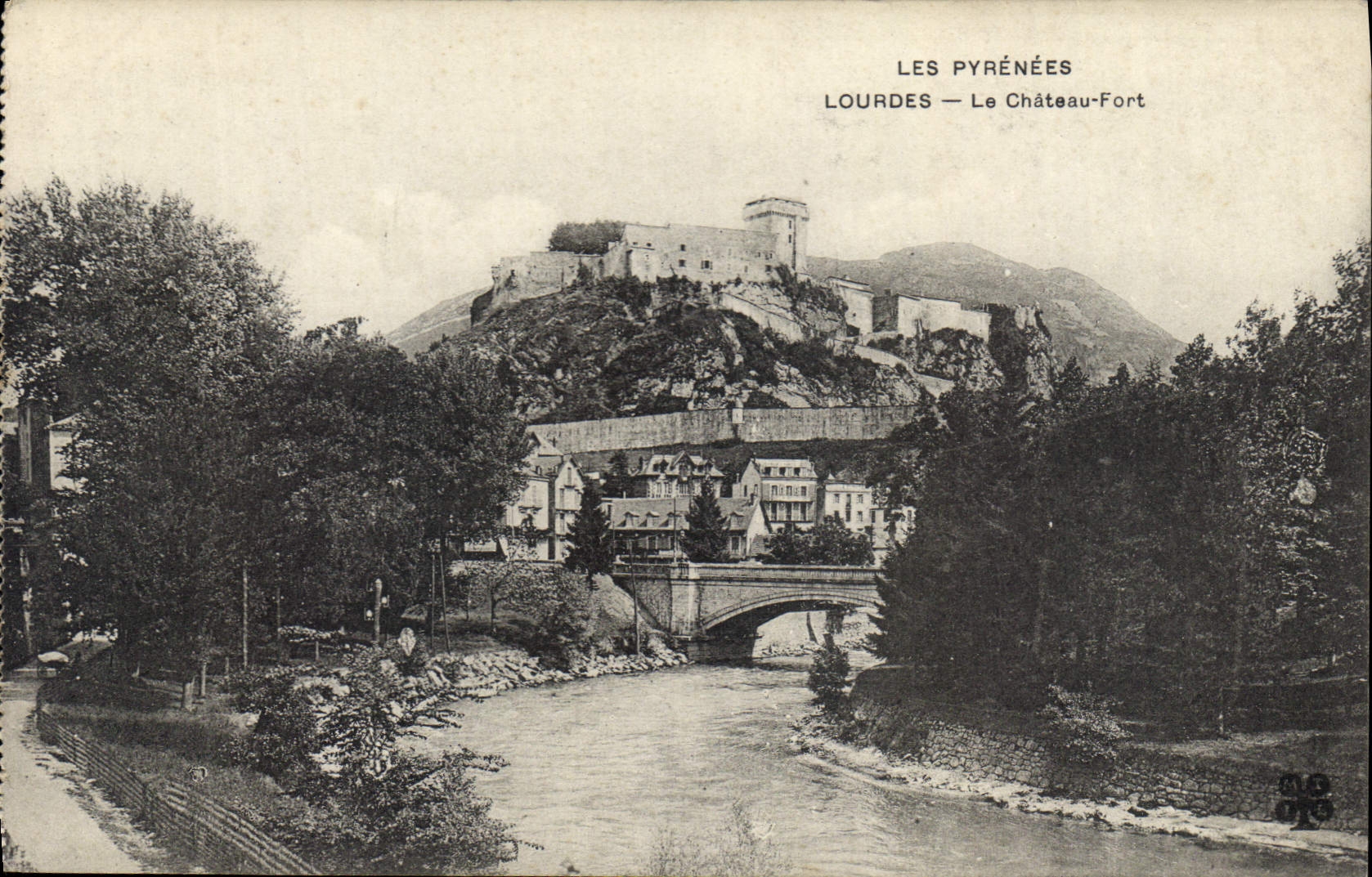 CPA Les Pyrenees Lourdes Le Chateau Fort 