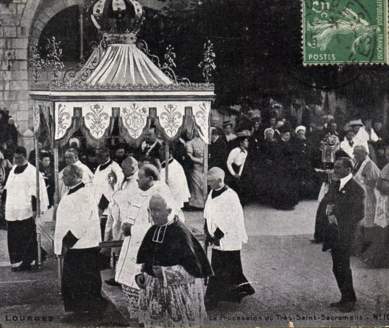 CPA Lourdes La Procession du Tres Saint Sacrement 