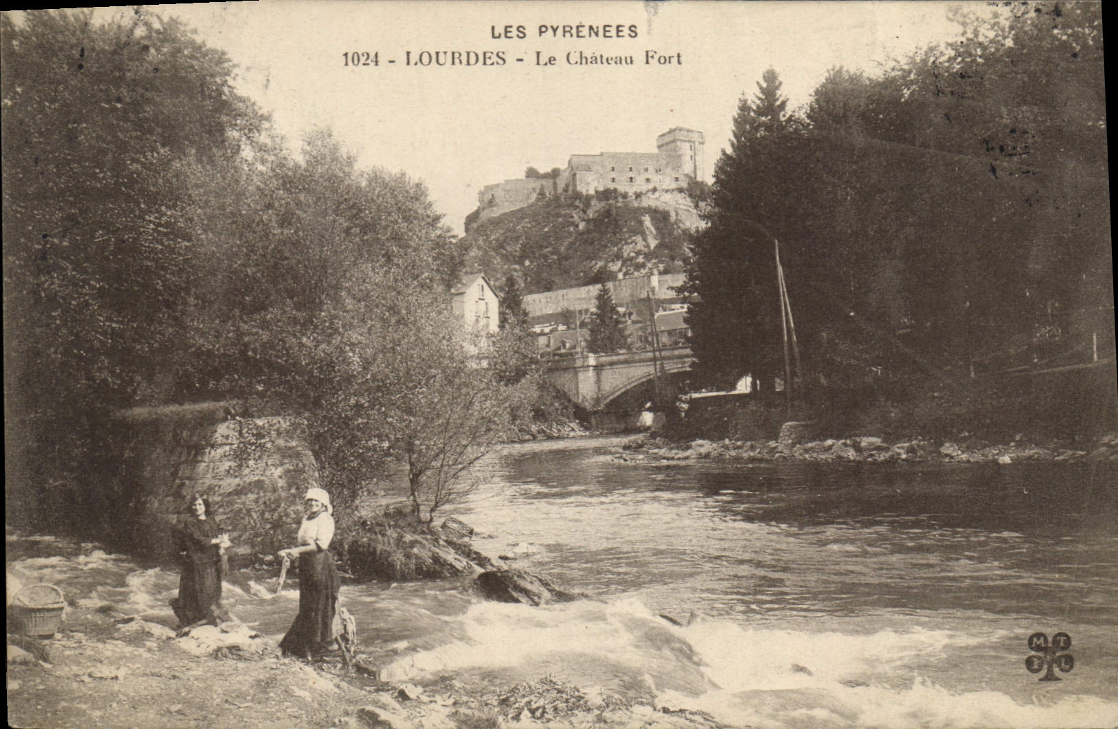 CPA Les Pyrenees Lourdes Le Chateau Fort 