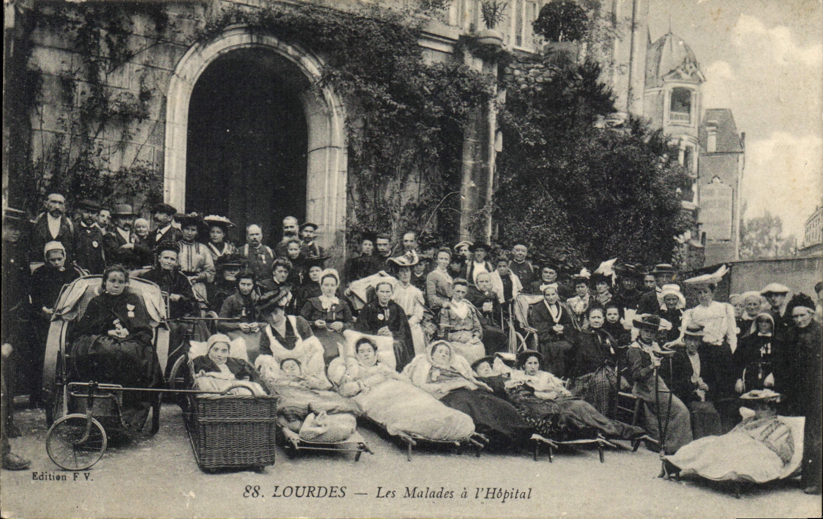 CPA Lourdes Les Malades a l'Hopital 