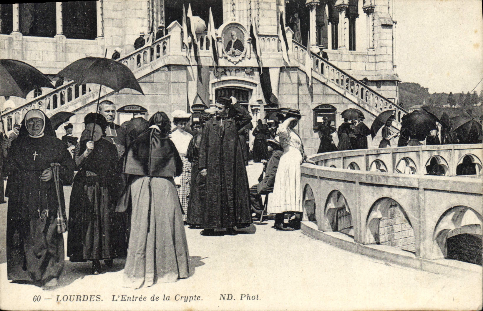 CPA Lourdes L'Entree de la Crypte 