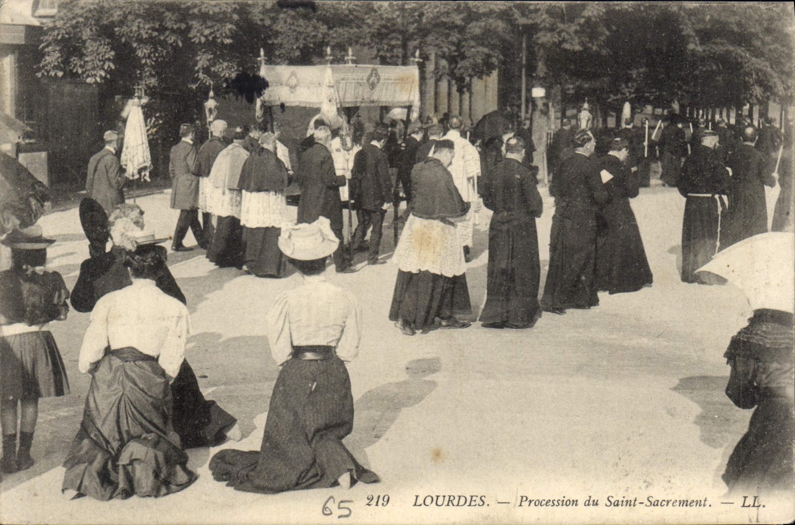 CPA Lourdes Procession du St Sacrement 