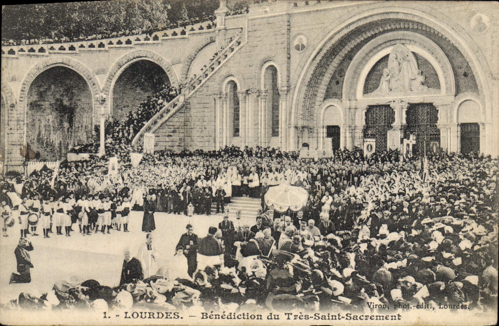 CPA Lourdes Benediction du Tres St Sacrement 