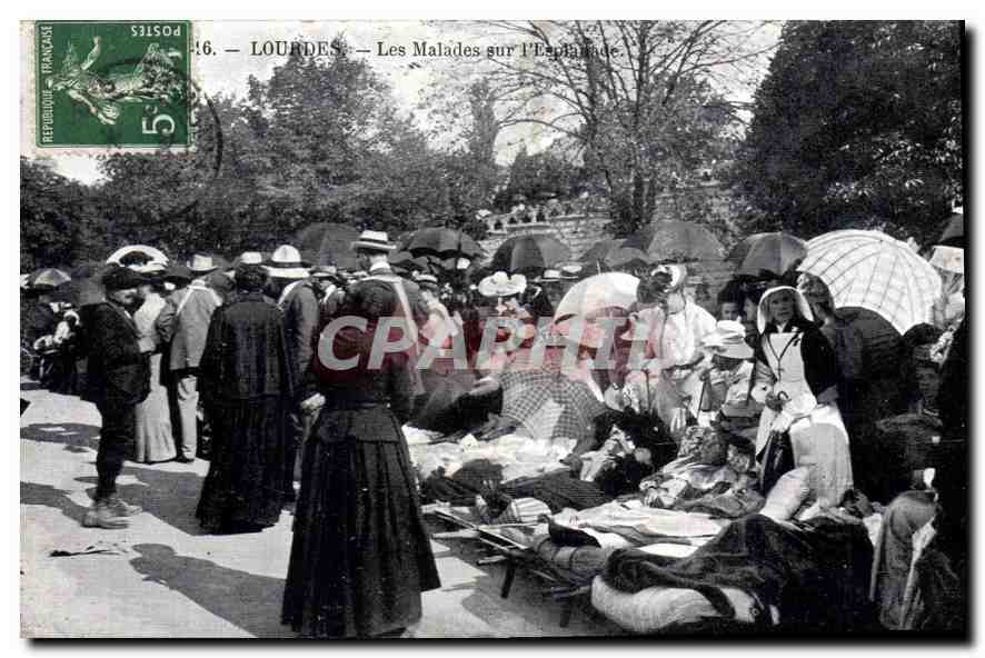 CPA Lourdes Les Malades sur l'Esplanade 