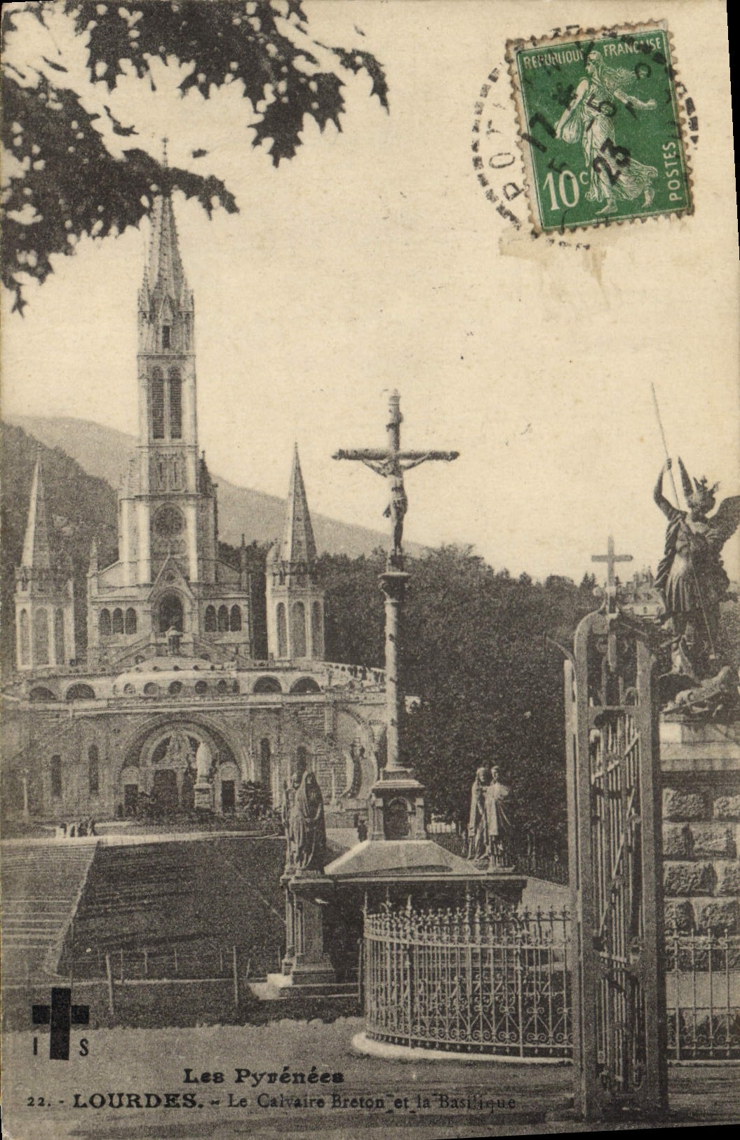 CPA Les Pyrenees Lourdes Le Calvaire Breton et la Basilique 