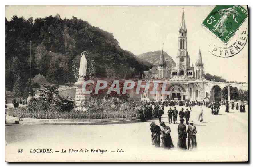 CPA Lourdes La Place de la Basilique 