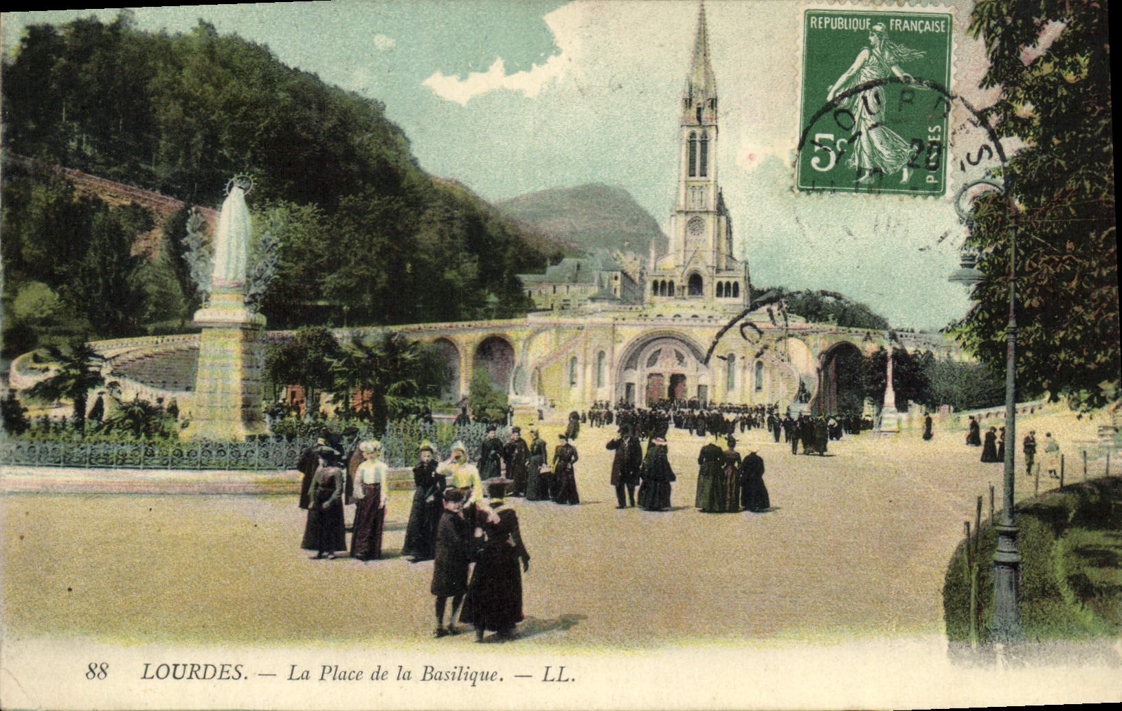 CPA Lourdes La Place de la Basilique 