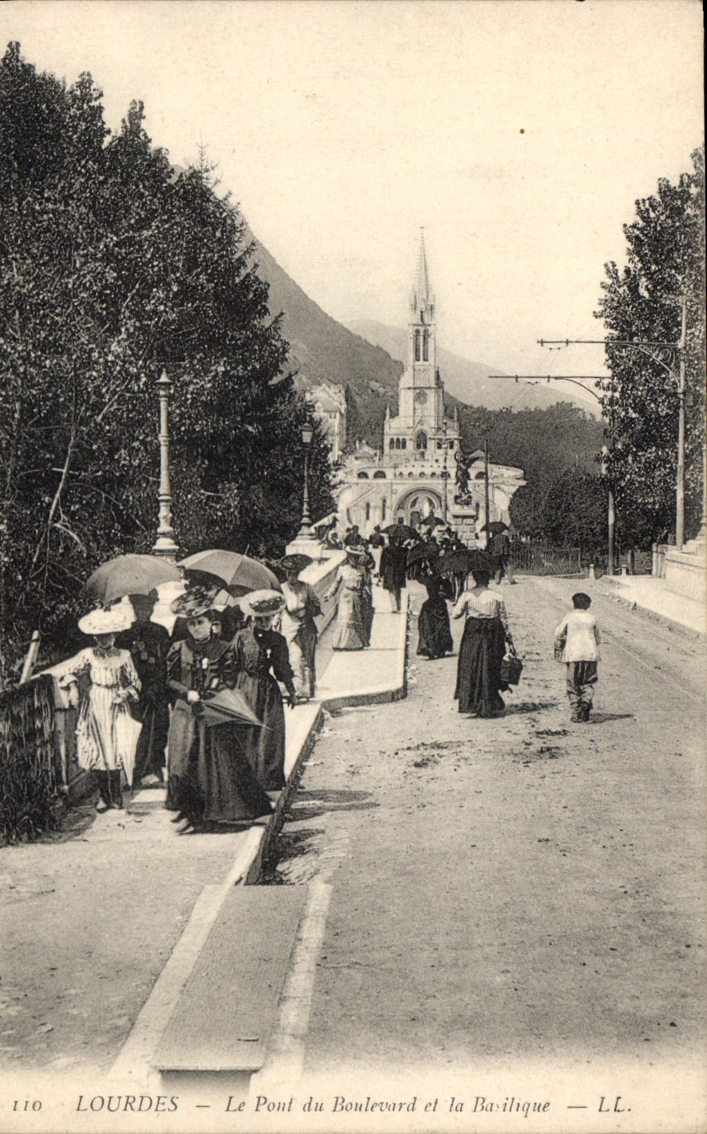 CPA Lourdes Le Pont du Boulevard et la Basilique 