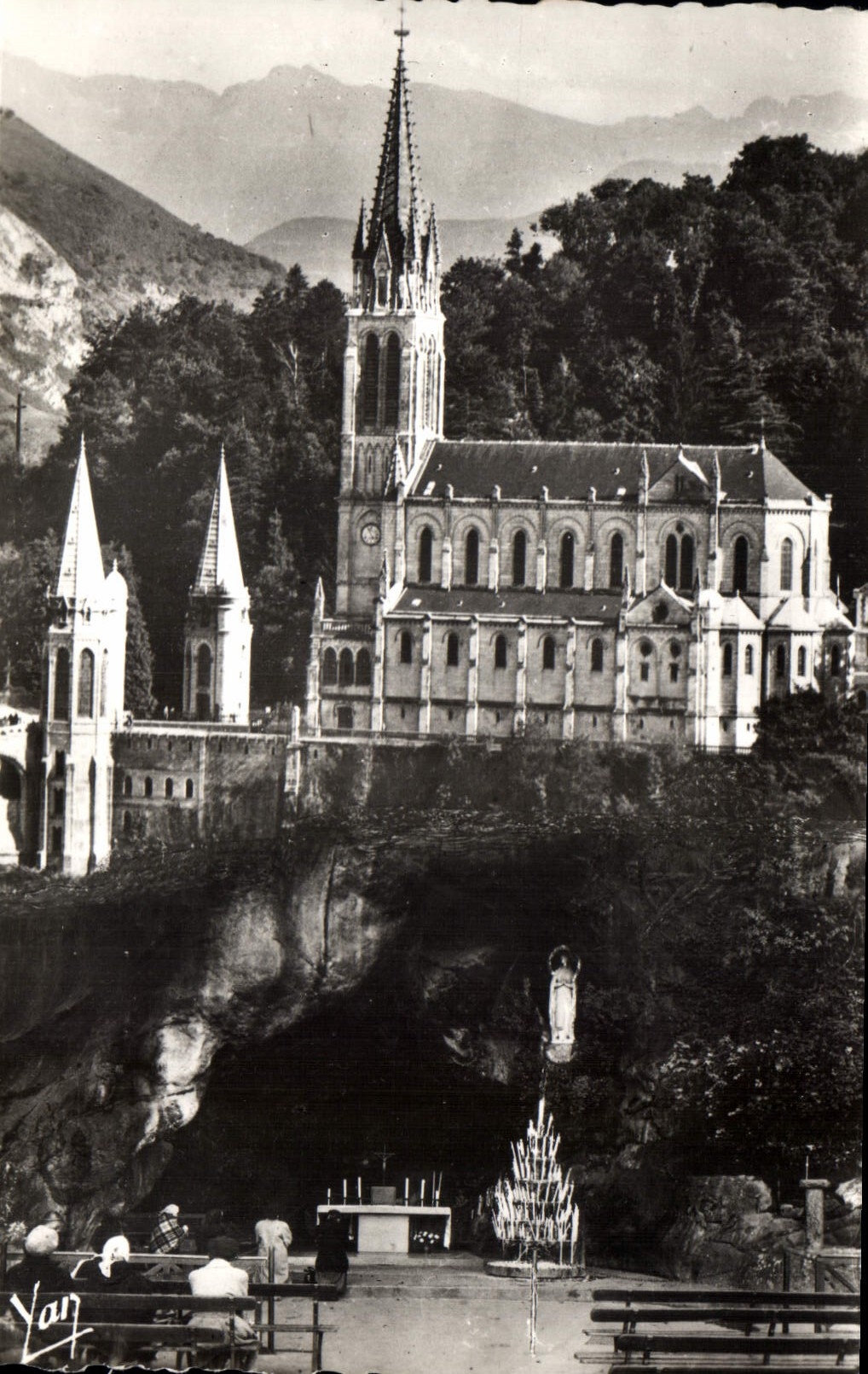 CPA Lourdes La Basilique et la Grotte 